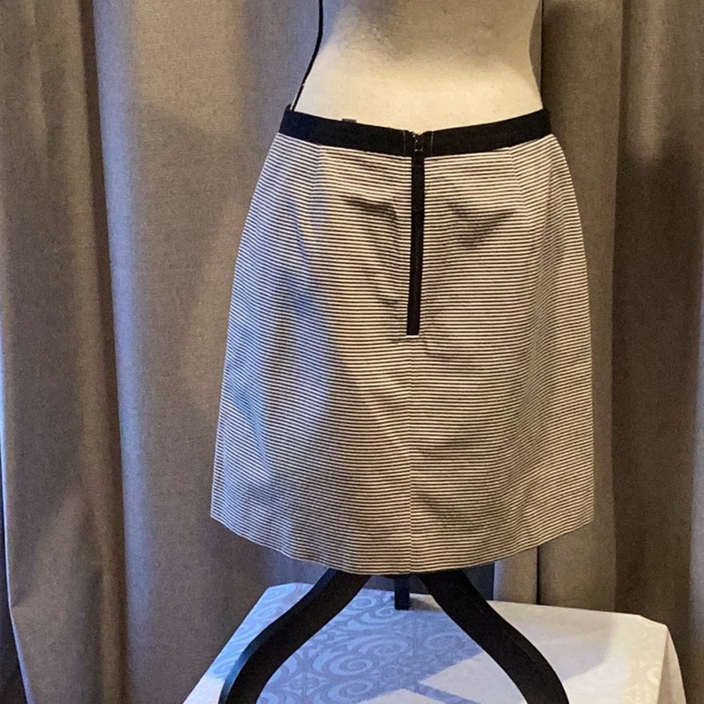 LOFT Seersucker Skirt Suit, blazer size 8, skirt size 6. - Picture 6 of 7